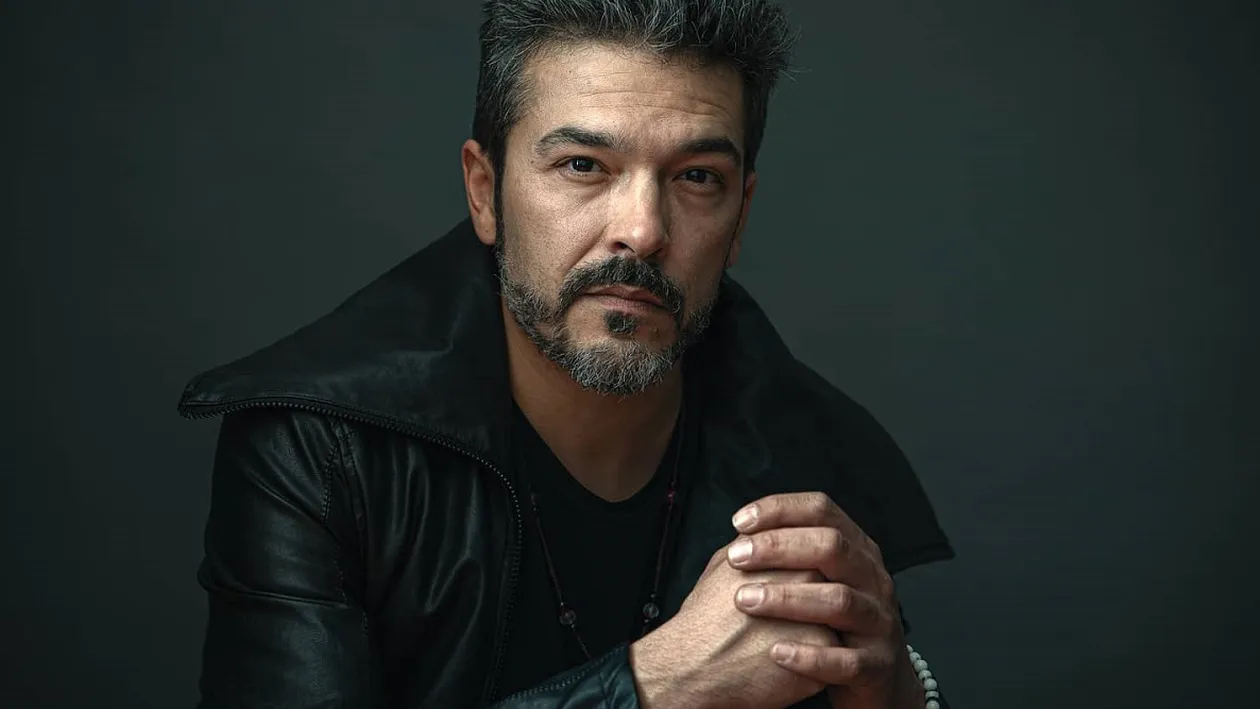 Adi Despot, criticat după ce s-a îmbrăcat într-un costum de iepure colorat cu roz: “Te-ai apucat de mocangit ca toate gloabele?”. Replica savuroasă dată de fostul jurat de la Vocea României