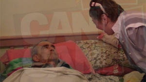 Ultimele imagini cu Iurie Darie in viata! Anca Pandrea l-a mangaiat ca pe un copil si si-a pus toata speranta in revenirea lui!