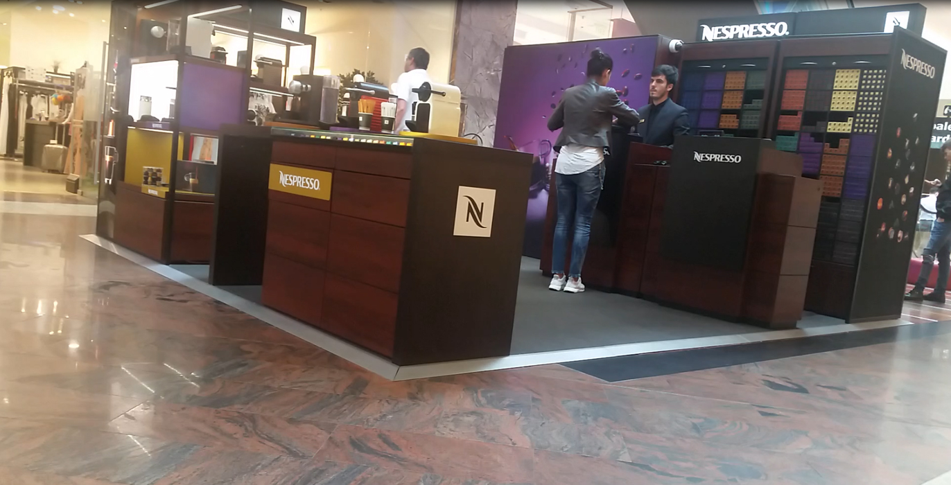 Zsolt merge să vorbească la telefon în timp ce Nicoleta plăteşte cafeaua