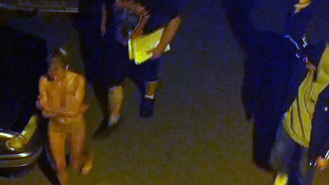 Poliţia obligă prostituatele să meargă dezbrăcate pe stradă alături de clienţii lor! Imagini interzise minorilor