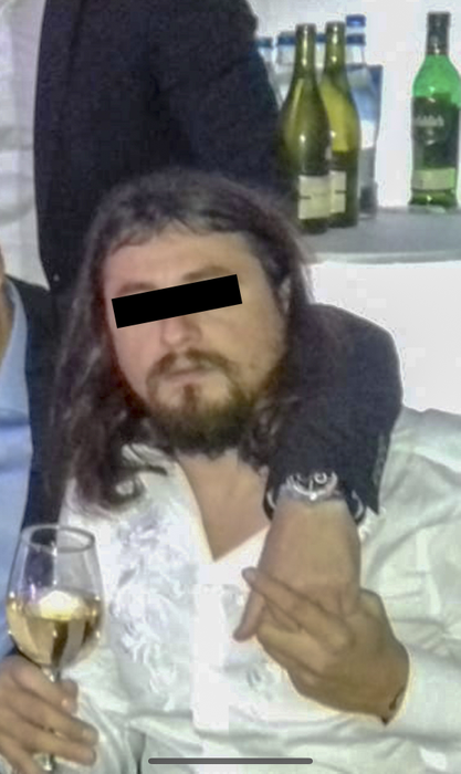 O altă imagine în care apare posesorul actului de identitate găsit în mașina cu care circula Răzvan Ciobanu în momentul accidentului
