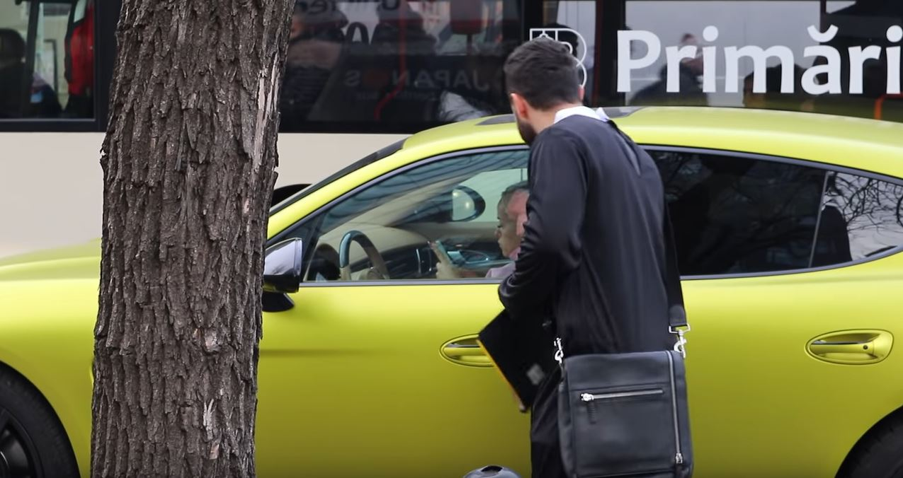 Un preot s-a apropiat de geamul Porsche-ului condus de Anda Adam și i-a cerut bani. Ce a urmat e neașteptat