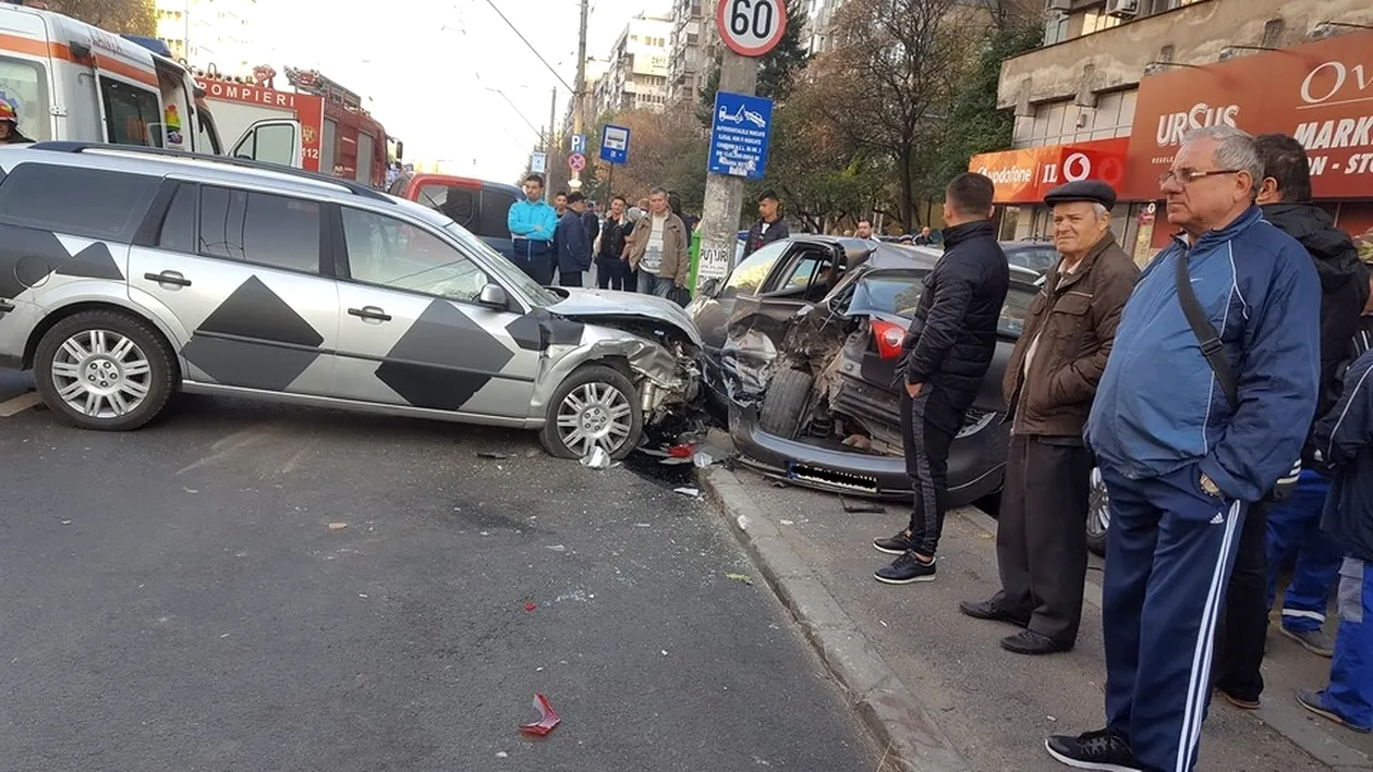 Opt mașini implicate într-un accident în Capitală. Trei răniți ușor au fost transportați la spital