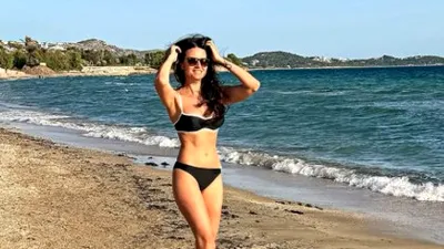 FOTO. Iulia Pârlea, în costum de baie pe plaja din Grecia. Prezentatoarea TV pentru care s-au certat Marica şi Torje arată spectaculos