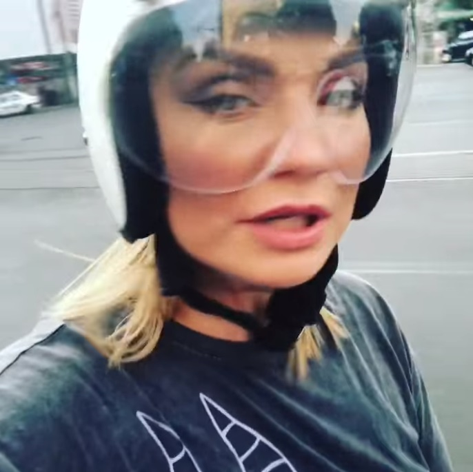 Nu ai văzut-o niciodată așa! Cristina Cioran, o tură cu motorul prin București după ce a plecat de la Acces Direct