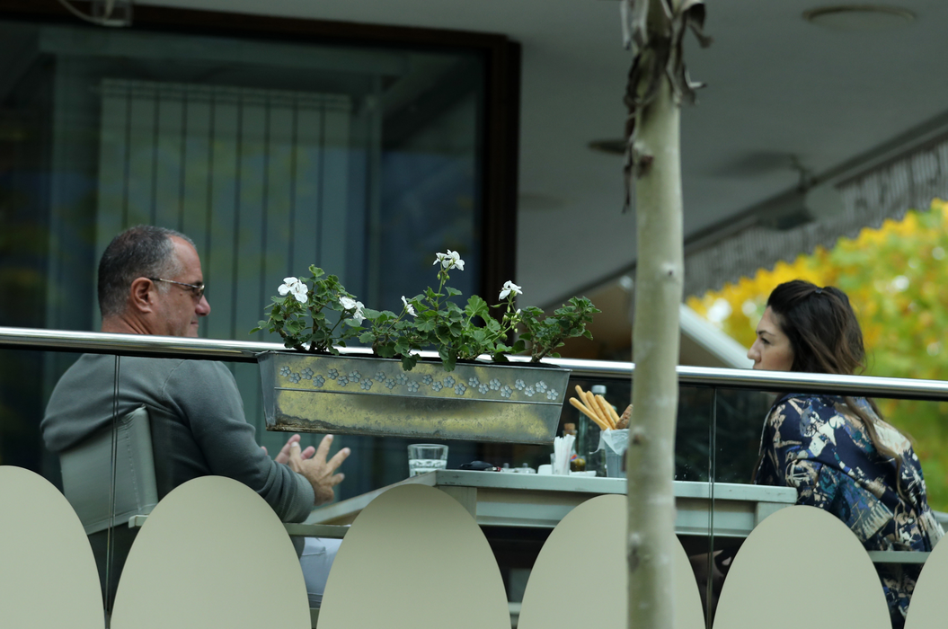 Afaceristul şi noua sa cucerire s-au relaxat la o terasă