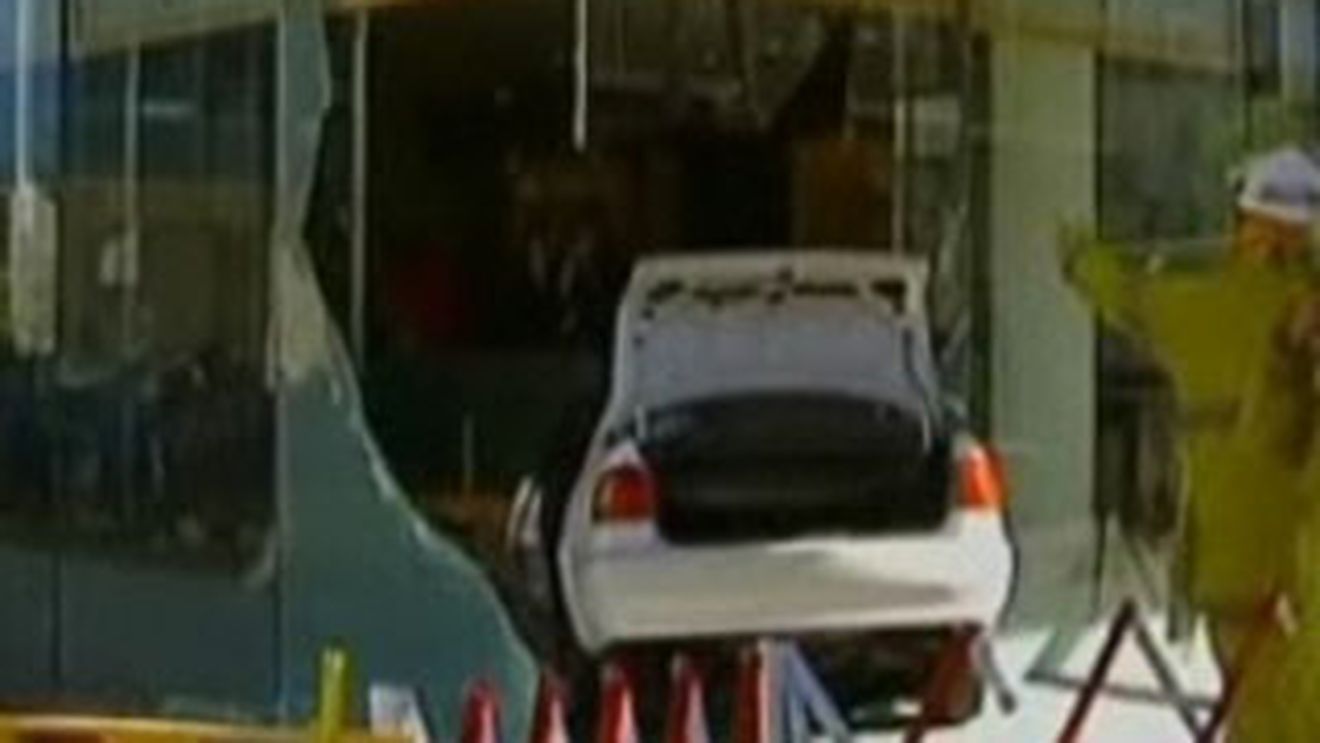 VIDEO Nu mai esti in siguranta nici in restaurant! Calcat de masina in timp ce lua pranzul