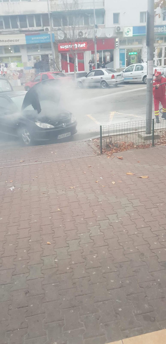 VIDEO. Lecție de omenie din partea unui pompier din Mioveni, aflat în timpul liber. A salvat o mașină care luase foc pe stradă