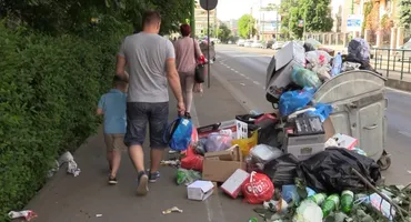 VIDEO. Aradul, sufocat de gunoaie. Facem gălbănare, e un miros de putrefacție