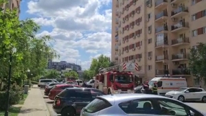 Un tânăr de 27 de ani amenință că va da foc apartamentului în care locuiește. Forțele de ordine s-au mobilizat rapid