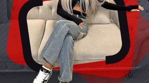 Fosta soție a unui fotbalist român s-a căsătorit în mare secret. Blonda din showbiz e în extaz!