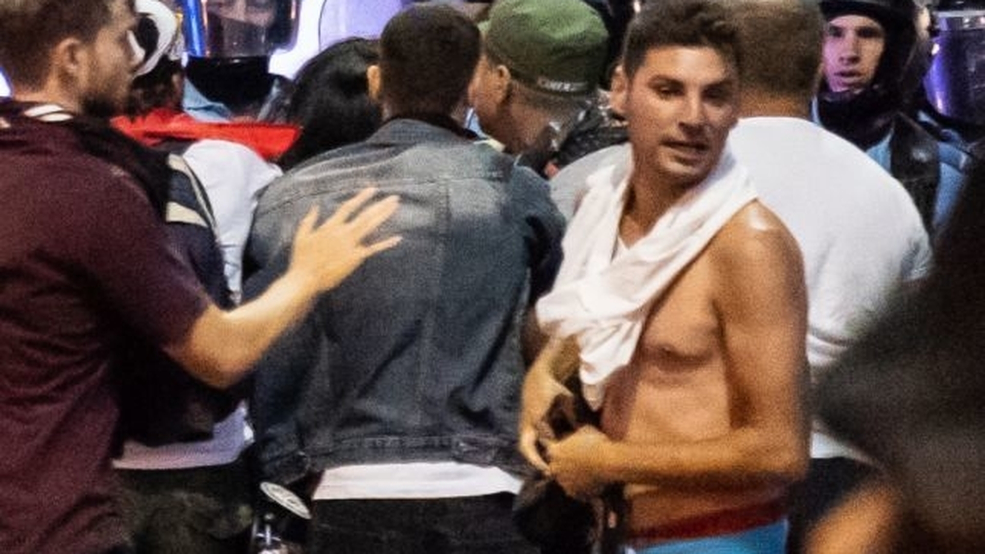 Huliganul care a snopit-o în bătaie pe jandarmerița Ștefania este angajat al DIGI! El i-a furat și pistolul și a tras cu el