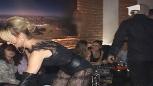 Sexy, intr-o salopeta de dantela! Asa a petrecut de ziua ei una dintre cele mai iubite cantarete