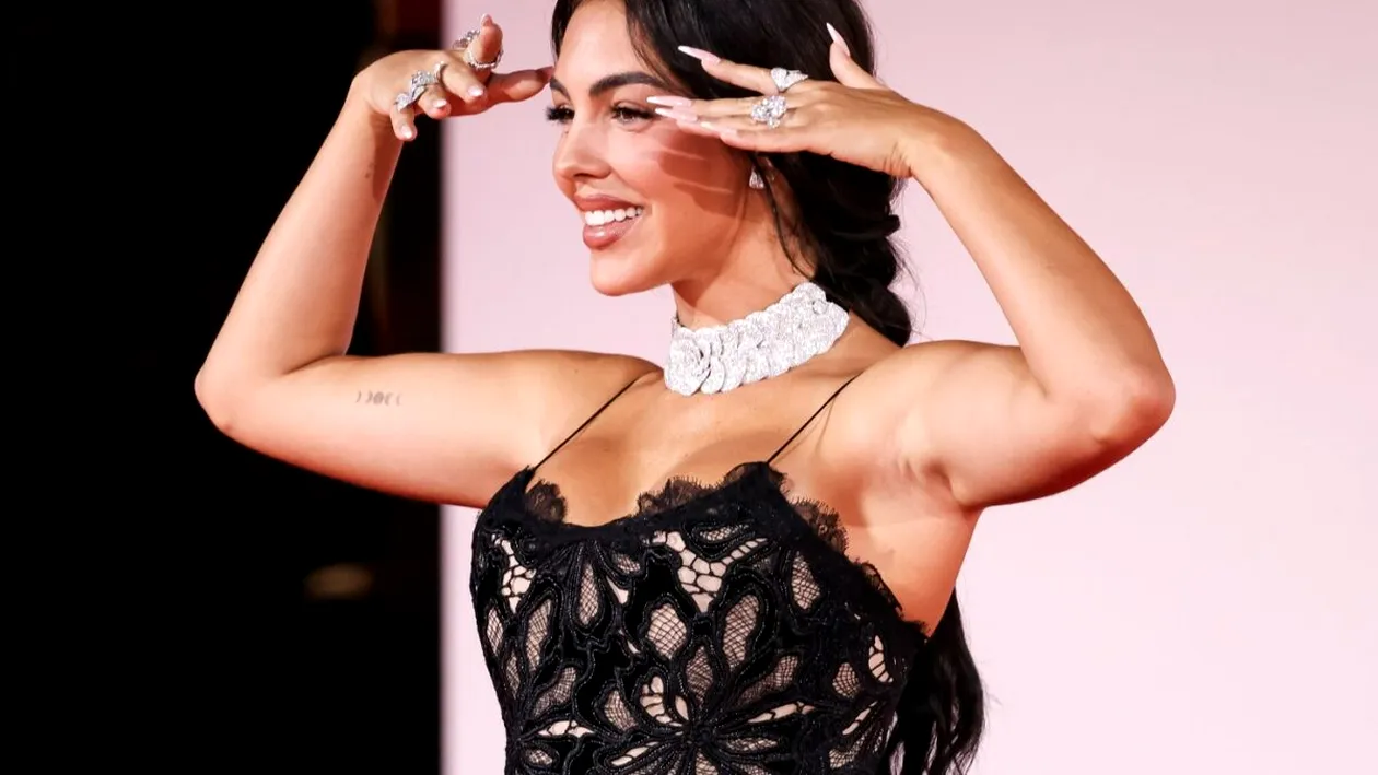 Georgina Rodriguez, prezență extravagantă la Veneția! S-a plimbat cu gondola într-o ținută cât 4 salarii minime din România