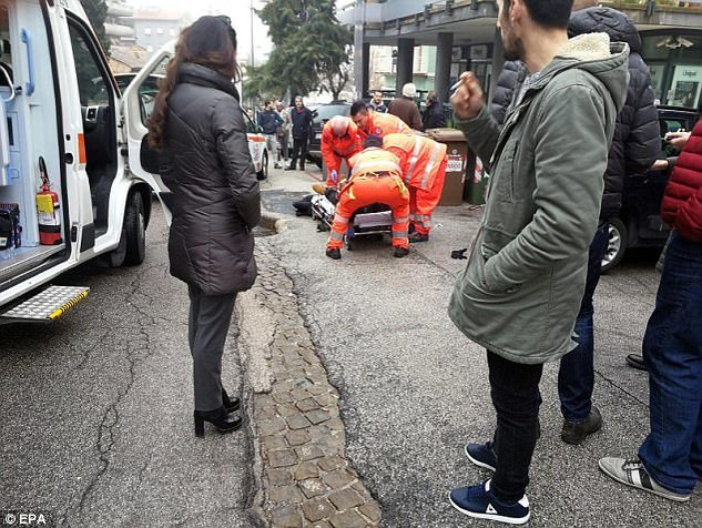 Atac armat în Italia! Un bărbat a deschis focul asupra mulţimii, în plină stradă