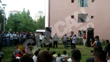 Chef cu lautari intre blocuri, intr-un cartier din Cluj