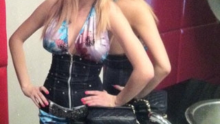 Botul si sanii la inaintare! "Sexy-braileanca" s-a sarutat cu prietena ei in toaleta unui club de fite, sperand ca vor fi hot! Rezultatul este departe de cel dorit