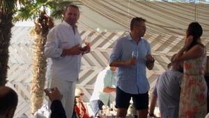 VIDEO EXCLUSIV Exact ca în anii ’90, la Costineşti...Regele multi-milionar al mobilei (62 de ani) & soţia au dansat pe masă la LOFT!