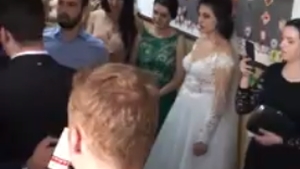 Spectacol într-o secție de vot din Suceava! Ce a putut să cânte un alai de nuntă cu chef de distracție