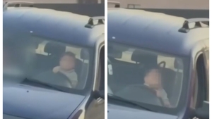 Anchetă după ce un bebeluș de 11 luni a fost pus la volan. Mama, o adolescentă de 17 ani, a filmat totul