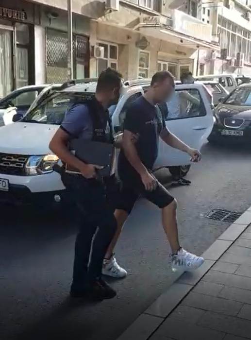 Unul dintre suspecți este adus la audieri, în cazul jafului din Centrul Vechi
