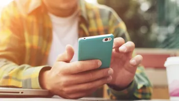 De ce îți verifici telefonul fără să ai notificări. Explicația psihologilor