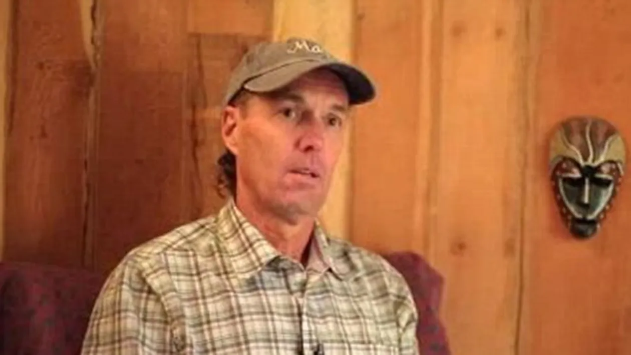 Frodo din Stapanul inelelor traia bine pe langa el! Faceti cunostinta cu barbatul-hobbit! Va spunem doar ca doarme sub pamant!