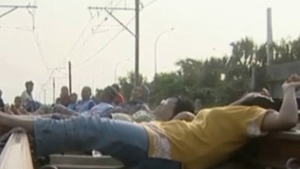 VIDEO Metoda barbara de tratament! Indonezienii se asaza pe liniile de tren, de-a latul, crezand ca se vindeca