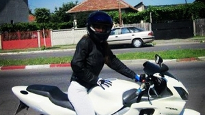 Ghicesti ce vedeta se ascunde in spatele castii de motociclist? Uite ce motor puternic are bruneta