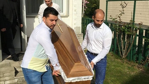 Primele imagini cu familia sfâşiată de durere, după ce sicriul lui CORNEL PATRICHI a fost scos din casă!