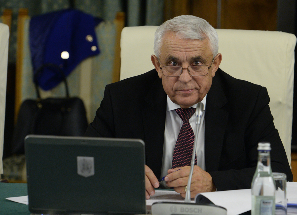 Ministrul Petre Daea, devenit celebru pentru promovarea oii, are o soluţie radicală pentru problema urşilor: „De ce să nu-i împuşcăm?”