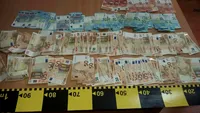 FOTO. O pensionară din Dolj a găsit 5.900 de euro pe drum şi a predat banii la Poliţie. La scurt timp, a mai apărut un bărbat, care găsise şi el 600 de euro. Ai cui erau banii