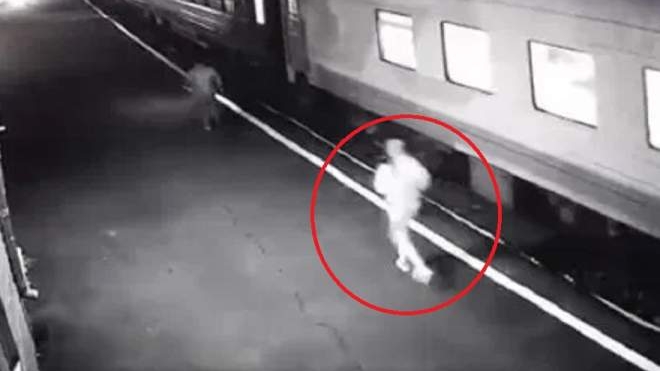 Clipe de coșmar pentru o femeie care încerca să urce într-un tren! A alunecat și i-a fost retezat piciorul