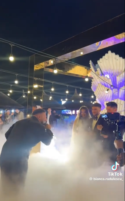 Costel Biju, un tată mândru! A îngenuncheat în fața lui Tony One și i-a cântat la dansul mirilor. Imagini spectaculoase