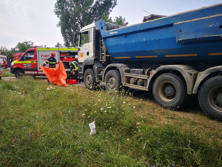 Scene îngrozitoare în Argeş! O femeie a murit pe loc, sub roţile unui tir