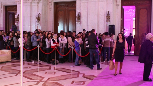 Primul targ de nunti din 2015 a debutat cu batai pe rochii. Viitoarele mirese s-au paruit in Palatul Parlamentului!