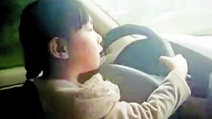 O fetita a condus pe o autostrada aglomerata din China