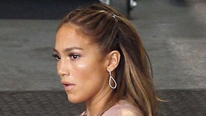 Gafa de proportii a lui Jennifer Lopez! S-a imbrăcat ca o adolescentă la 44 de ani, dar a dat in penibil!