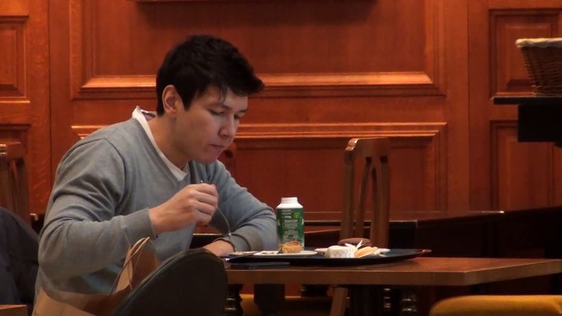 Tot singur, saracul! Cand nevasta nu-i acasa, sotul Elenei Gheorghe, mananca pe unde si ce apuca!