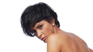 Madalina Pamfile, cu chiloteii la vedere intr-un club din Capitala! Fosta asistenta TV s-a lasat admirata de toti barbatii