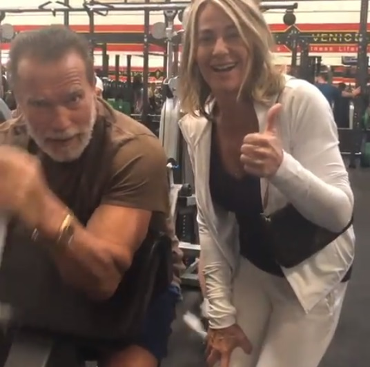 Nadia Comăneci a sărbătorit 43 de ani de la primul 10 al gimnasticii împreună cu Arnold Schwarzenegger. Celebra româncă i-a pipăit mușchii actorului