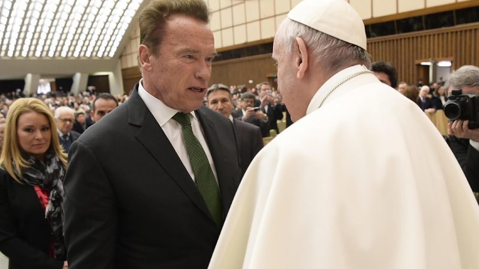 Celebrul ARNOLD SCHWARZENEGGER a stat la coadă pentru a ajunge în faţa Papei Francisc. Iată despre ce au discutat
