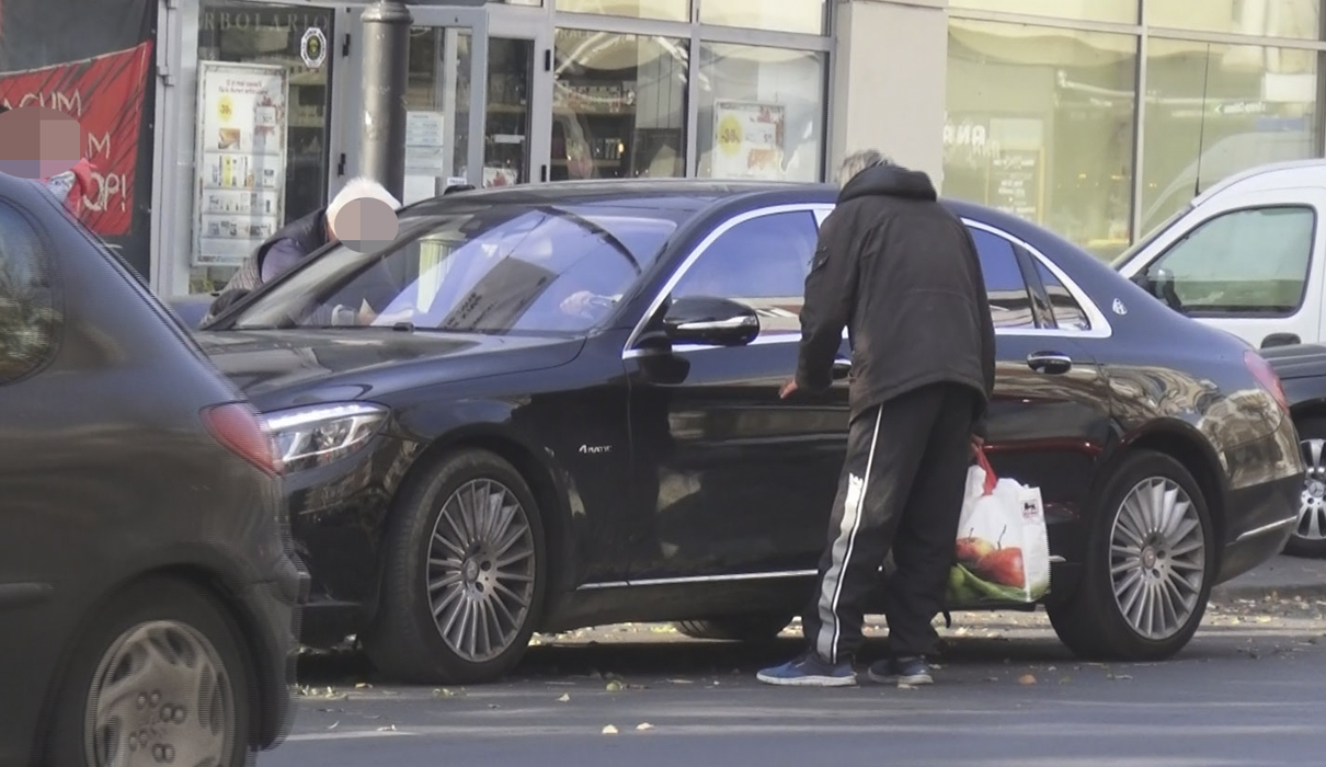 Gigi Becali este agasat de un cerșetor