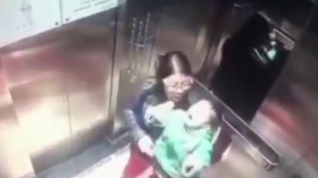 VIDEO. Bonă care a lovit cu bestialitate un bebeluş, filmată în lift. Părinţii au dat-o pe mâna Poliţiei!