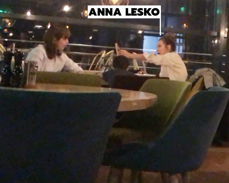 Anna Lesko alături de fiul ei și o prietenă la un restaurant select din zona de nord a Capitalei