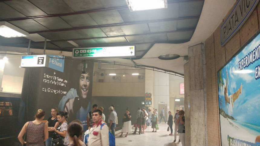 Staţia de metrou Piaţa Victoriei, invadată de un fum dens! Călătorii au tras o sperietură zdravănă