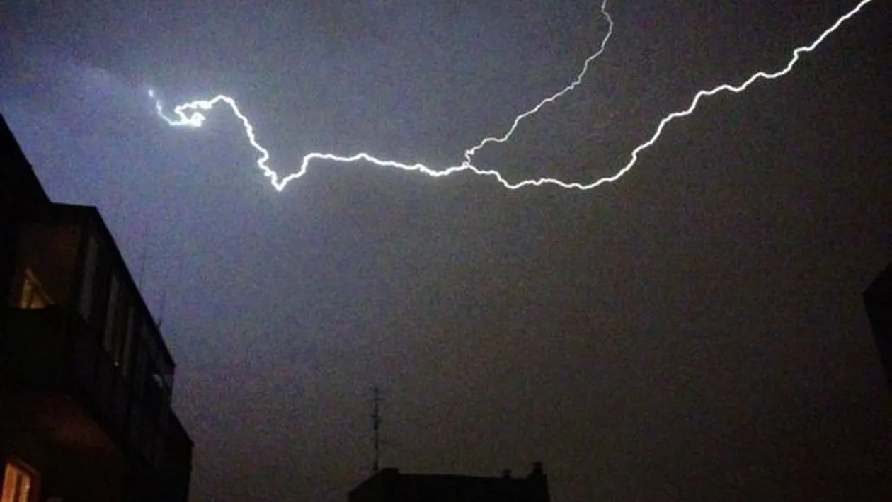 Capitala arată ca după război! Vezi ce pagube a provocat furtuna de aseară in Bucuresti