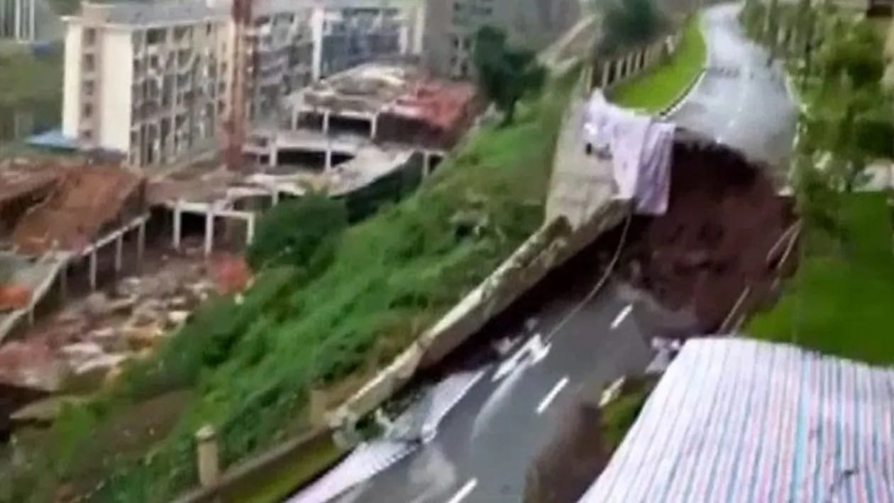 O porțiune de drum s-a prăbușit în China! Camerele de supraveghere au surprins totul