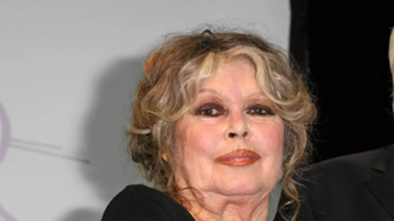 Putin a interzis importul de blanuri din Canada! Pamela Andreson si Brigitte Bardot au sarit pe el de fericire!