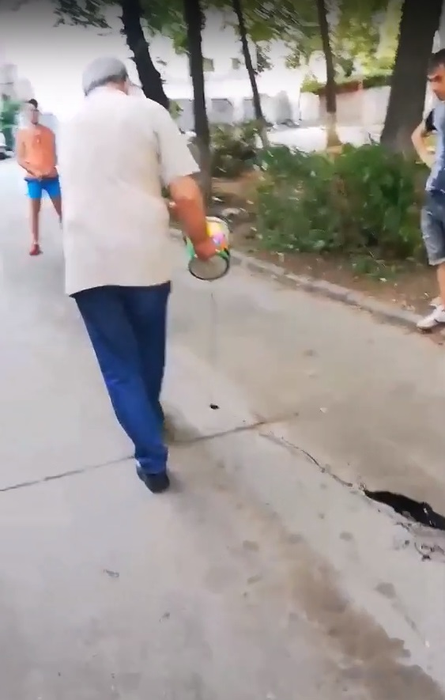 Așa ceva nu s-a mai văzut! Cum s-a răzbunat un pensionar din Bacău pe copiii gălăgioși din spatele blocului